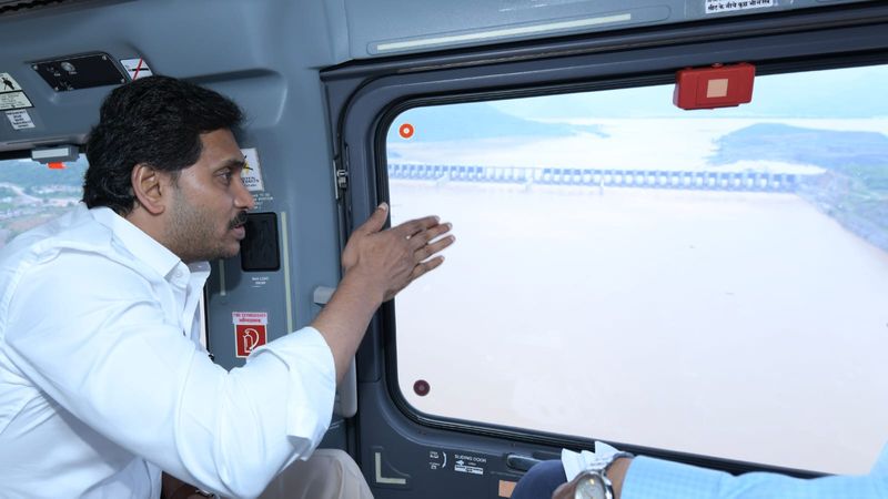 ఏలూరు: ఆంధ్ర ప్రదేశ్ ప్రభుత్వం ప్రతిష్టాత్మకంగా నిర్మిస్తున్న పోలవరం ప్రాజెక్టును ముఖ్యమంత్రి జగన్మోహన్ రెడ్డి పరిశీలించారు. ప్రస్తుతం భారీ వర్షాల కారణంగా గోదావరి నది నిండుకుండలా మారడంతో ప్రాజెక్టు నిర్మాణ పనులను ఏరియల్ సర్వే ద్వారా పరిశీలించారు.