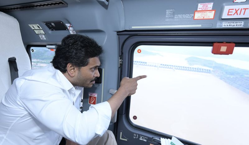 ప్రత్యేక హెలికాప్టర్ లో పశ్చిమ గోదావరి జిల్లా పోలవరం ప్రాజెక్టు నిర్మాణ ప్రాంతానికి చేరుకున్నారు సీఎం జగన్, నీటిపారుదల శాఖ మంత్రి అనిల్కుమార్ యాదవ్. ముందుగా సీఎం జగన్ ఏరియల్ సర్వే ద్వారా పోలవరం ప్రాజెక్టు పనులను వీక్షించారు. అధికారులతో కలిసి సీఎం జగన్ క్షేత్రస్థాయిలో పోలవరం ప్రాజెక్టు పనులను పరిశీలించారు.