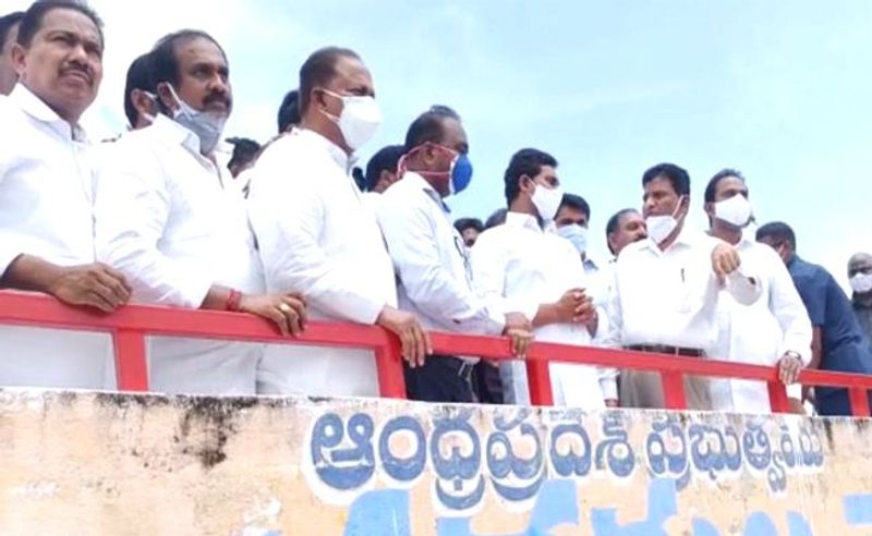 పోలవరం ప్రాజెక్టును హిల్ వ్యూ పాయింట్ వద్ద నుంచి సీఎం జగన్ స్వయంగా నిర్మాణ పనులను పరిశీలించారు. ఇప్పటివరకు జరిగిన ప్రాజెక్ట్ పనుల పురోగతిని అధికారులు సీఎం జగన్కు వివరించారు. అనంతరం సీఎం జగన్ పోలవరం నిర్వాసితులతో మాట్లాడారు. ఆ తర్వాత స్పిల్ వే పరిశీలనకు సీఎం జగన్ బయలుదేరారు.