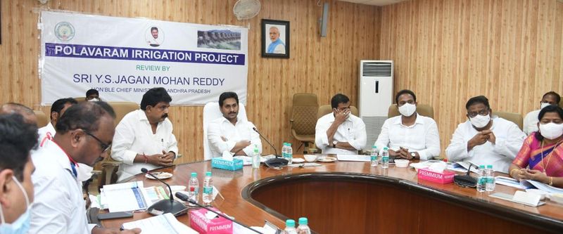 మధ్యాహ్నం అధికారులతో సీఎం జగన్ సమీక్ష నిర్వహించనున్నారు. గడువులోగా పోలవరం పనులు పూర్తిచేసేందుకు తీసుకోవాల్సిన చర్యలపై అధికారులకు ఆయన దిశానిర్దేశం చేయనున్నారు.
