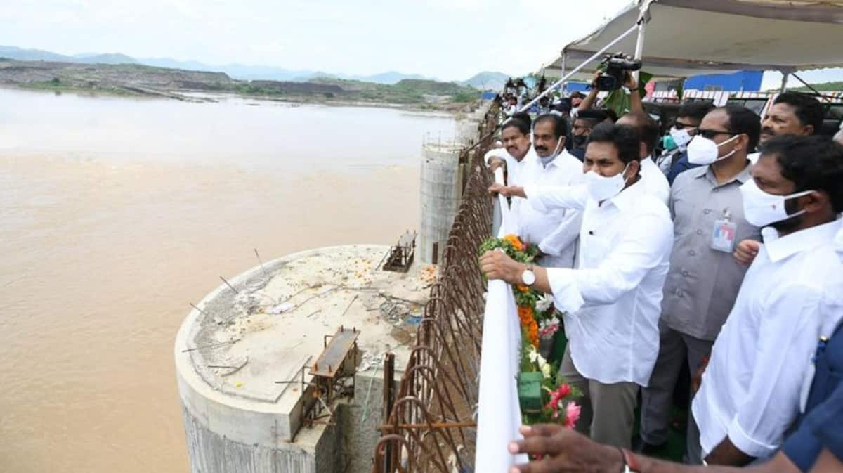 పునరావాస కాలనీల్లో నిర్వాసితులు జీవితాంతం ఉంటారన్న విషయాన్ని గుర్తుపెట్టుకోవాలన్నారు సీఎం జగన్. కాలనీల నిర్మాణంతో పాటు సమాంతరంగా మౌలిక సదుపాయాల కల్పన కూడా జరగాలన్నారు.  రోడ్లు, ఇతర సామాజిక అభివృద్ధి పనులను స్థిరంగా చేసుకుంటూ ముందుకు వెళ్లాలని అధికారులకు సూచించారు సీఎం జగన్.