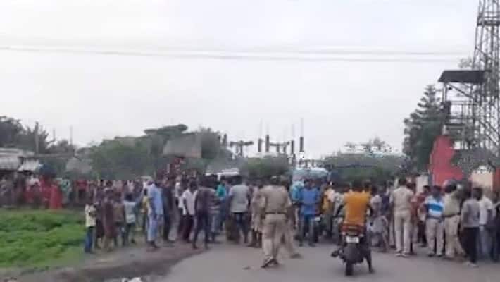 Clash between Toll plaza authorities and Trinamool MLA over toll collection bpsb Clash between Toll plaza authorities and Trinamool MLA over toll collection bpsb