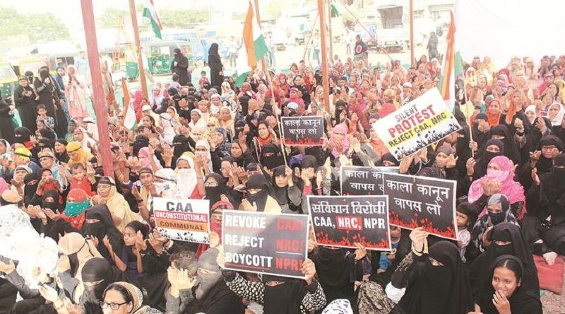 वीडियो की पड़ताल कैसे की गई?
वीडियो के कई फ्रेम में सीएए और एनआरसी के विरोध में बैनर दिख रहे हैं। वीडियो में एक लोगो भी लगा है, जो टाइम्स एक्सप्रेस: वॉयस ऑफ डेमोक्रेसी का है। जगह के नाम पर दिल्ली का उल्लेख किया गया है। इस वीडियो को देखने के बाद टाइम्स एक्सप्रेस के यूट्यूब चैनल की पड़ताल की गई। वहां पूरा वीडियो मिला।
