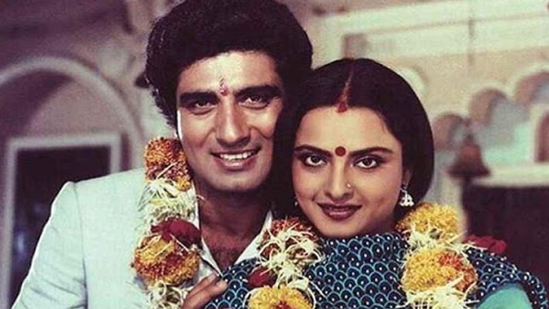 वैसे, रेखा का अफेयर कईयों के साथ रहा। बता दें कि स्मिता पाटिल की मौत के बाद राज बब्बर टूट से गए थे। इसी बीच काम पर लौटने के बाद थोड़ा सुकून मिला और साथ ही दर्द को बांटने के लिए रेखा ने साथ दिया। अपने एक इंटरव्यू में उन्होंने रेखा के साथ रिश्ता होने की बात कबूल की थी, लेकिन रेखा हमेशा इस रिश्ते को नकारती आई हैं। 