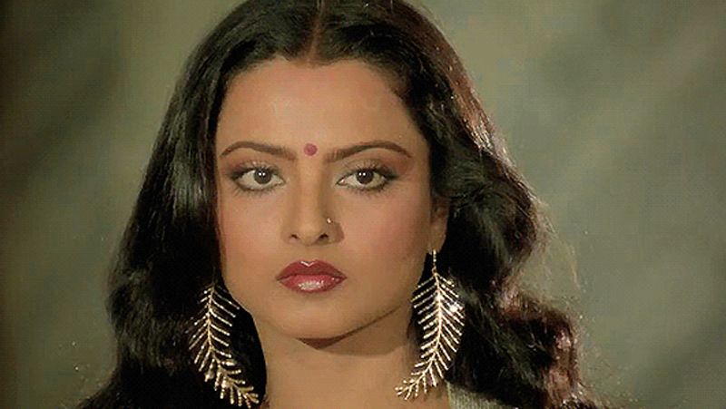 सामने आया एक आर्टिकल सोशल मीडिया पर वायरल हो रहा है, जिसमें ऐसा दावा किया जा रहा है कि रेखा और इमरान खान करीब-करीब शादी कर ही चुके थे। 1985 के स्टार रिपोर्ट में छपी खबर के मुताबिक क्रिकेटर इमरान, रेखा से शादी करने एकदम तैयार थे।