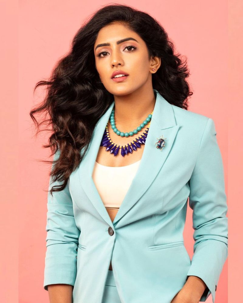 మిమ్మల్ని గర్వించేలా చేయడానికి, మీ అందమైన ముఖాల్లో చిరునవ్వు తెచ్చేందుకు నేను ఎప్పుడూ కృషి చేస్తాను. లవ్ యూ ఆల్` అని తెలిపింది ఈషా.