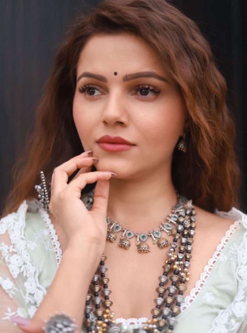 ರುಬಿನಾ ದಿಲಾಯಕ್ ಬಾಲಿವುಡ್ನ ತನ್ನ ಮೊದಲ ಚಿತ್ರ 'ಅರ್ಧ್' ಕುರಿತು ಅವರು ಇನ್ನೂ ಮಾತನಾಡಿಲ್ಲ. ರುಬಿನಾ ದಿಲಾಯಕ್ ಹಿಟೆನ್ ತೇಜ್ವಾನಿ ಮತ್ತು ರಾಜ್ಪಾಲ್ ಯಾದವ್ - ಅಂತಿಮವಾಗಿ ಕ್ಯಾಮೆರಾವನ್ನು ಎದುರಿಸಲು ಸಿದ್ಧರಾಗಿದ್ದಾರೆ.