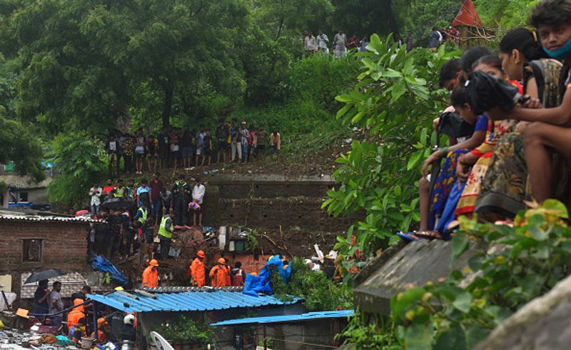 താനെ നഗരത്തിലെ കൽവ പ്രദേശത്ത് തിങ്കളാഴ്ചയുണ്ടായ മണ്ണിടിച്ചിലില് ഒരു കുടുംബത്തിലെ അഞ്ച് പേര് മരിച്ചു. മാതാപിതാക്കളും അവരുടെ മൂന്നും 12 ഉം വയസ്സിനിടയിലുള്ള കുട്ടികളുമാണ് മരിച്ചത്. അപകടത്തിൽ മറ്റ് രണ്ട് പെൺമക്കൾക്ക് പരിക്കേറ്റു. ഇവിടെ മൊത്തം അഞ്ച് വീടുകള് മണ്ണിടിച്ചിലില് തകര്ന്നു. 