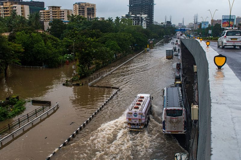 കൽവയ്ക്ക് കിഴക്ക് ഘോലായ് നഗർ പ്രദേശത്തെ ദുർഗ ചാവലിൽ ഘോലായ് നഗർ കുന്നിന്റെ ഒരു ഭാഗം ഇന്നലെ രാവിലെ 11.00 ഓടെ മണ്ണിടിച്ചിലിനെ തുടര്ന്ന് തകര്ന്നെന്ന് താനെ റീജിയണൽ ഡിസാസ്റ്റർ മാനേജ്മെന്റ് സെൽ (ആർഡിഎംസി) അറിയിച്ചു. 