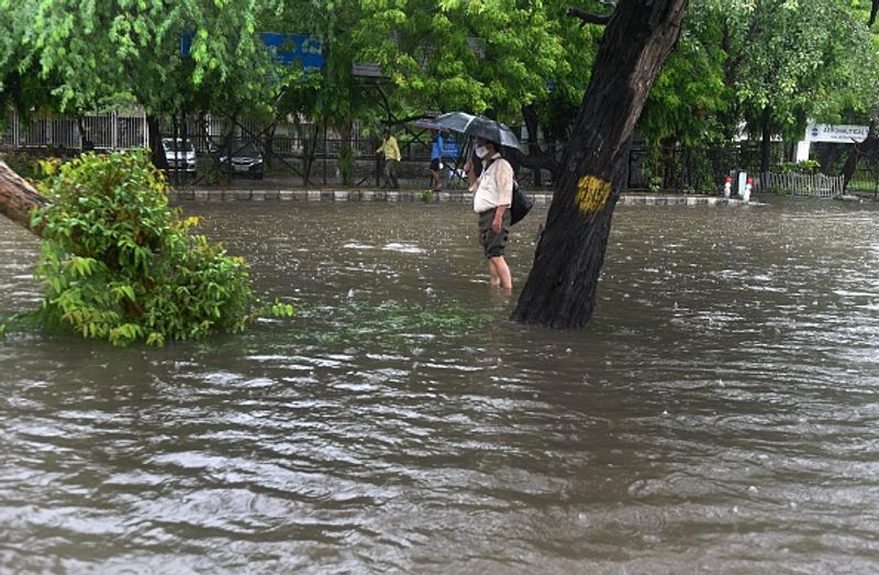 രണ്ട് താഴ്ന്ന മർദ്ദ സംവിധാനങ്ങൾ ഇന്ത്യന് ഉപഭൂഖണ്ഡത്തിന്റെ ഇരുഭാഗത്തുമായി രൂപപ്പെട്ടതായി കാലാവസ്ഥാ നിരീക്ഷണ കേന്ദ്രം അറിയിച്ചു. ഒന്ന് ബംഗാൾ ഉൾക്കടലും മറ്റൊന്ന് വടക്കുകിഴക്കൻ അറേബ്യൻ കടലിലുമാണ് രൂപപ്പെട്ടത്. 