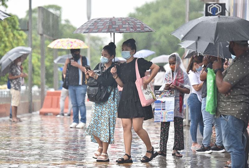 വ്യാഴാഴ്ച വരെ കനത്ത മഴയുണ്ടാകാമെന്നും ചരിവുള്ള പ്രദേശങ്ങളിൽ കനത്ത മണ്ണിടിച്ചിലും , താഴ്ന്ന പ്രദേശങ്ങളിൽ വെള്ളപ്പൊക്കത്തിനും സാധ്യതയുണ്ടെന്നും മുന്നറിയിപ്പുണ്ട്. 