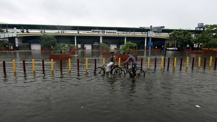 Heavy rains Rail traffic halted on Konkan route Six thousand passengers were stranded Heavy rains Rail traffic halted on Konkan route Six thousand passengers were stranded