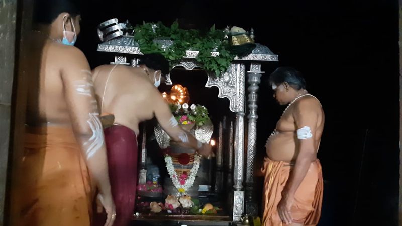 గుంటూరు: మంగళవారం తొలి ఏకాదశి సందర్భంగా రాష్ట్రవ్యాప్తంగా దేవాలయాలన్నీ భక్తులతో కిటకిటలాడుతున్నాయి. ఇలా గుంటూరు జిల్లాలోని కోటప్పకొండ ఆలయానికి భారీగా భక్తులు తరలివచ్చారు. త్రికూటాద్రి పర్వతంపై వెలిసిన త్రికూటేశ్వర స్వామికి ప్రత్యేక పూజ ద్రవ్యములతో అభిషేకాలు నిర్వహించారు. అభిషేక మండపంలో భక్తులు అధిక సంఖ్యలో పాల్గొని స్వామివారికి అభిషేకాలు నిర్వహించారు.