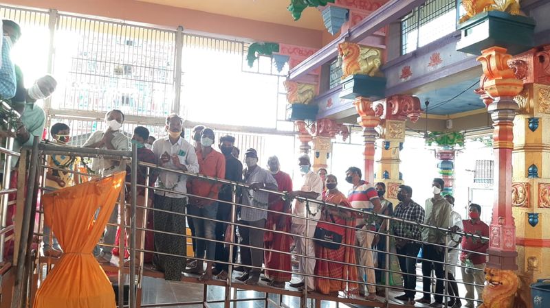 తొలి ఏకాదశి పర్వదినం సందర్భంగా త్రికోటేశ్వర స్వామి మూల విరాట్ కు ప్రత్యేక పూలతో అలంకరించారు అర్చకులు. దేవాలయం అంతా కూడా అత్యంత వైభవంగా శోభాయమానంగా ముస్తాబు చేశారు. ఈ పర్వదినం సందర్భంగా భక్తులు అధిక సంఖ్యలో స్వామి దర్శనానికి విచ్చేసి మొక్కులు తీర్చుకున్నారు.