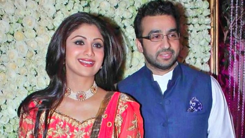 যদিও পরবর্তীতে লন্ডনের ব্যবসায়ী প্রদীপ বক্সীকে ২৫ হাজার মার্কিন ডলারে এই অ্যাপ বিক্রি করে দেন রাজ। কিন্তু হটশটসের যাবতীয় কাজ চলত রাজের অর্ডারেই।