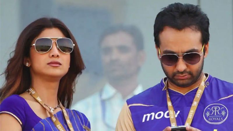 ఐపీఎల్లో రాజస్థాన్ రాయల్స్ జట్టుకి సహ యజమానికి వ్యవహరించాడు రాజ్కుంద్రా. శిల్పా శెట్టితో కలిసి మ్యాచులు చూడడానికి వెళుతూ, స్టేడియంతో తెగ హడావుడి చేసేవాడు కుంద్రా...