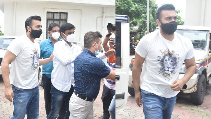 মুম্বই পুলিশের আরও সন্দেহ, 'হটশটস' নামে যে অ্যাপে পর্নোগ্রাফি আপলোড হতো তারই হিসেব চলত এই গ্রুপে।

