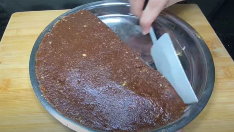 स्टेप- 4
अब तैयार मिश्रण को एक प्लेट में निकालिये और समान रूप से फैलाइए। अब ठंडा होने पर इसे मनचाहे आकार में काट लीजिए और खसखस को बर्फी के ऊपर से डालकर गार्निश करें। 