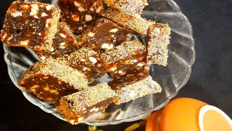 स्टेप- 5
तैयार है आपकी बिना शक्कर की सुपर टेस्टी और हेल्दी बर्फी। ईद पर इसे बनाएं और बच्चों और बड़े सभी की मुंह मीठा करवाएं।