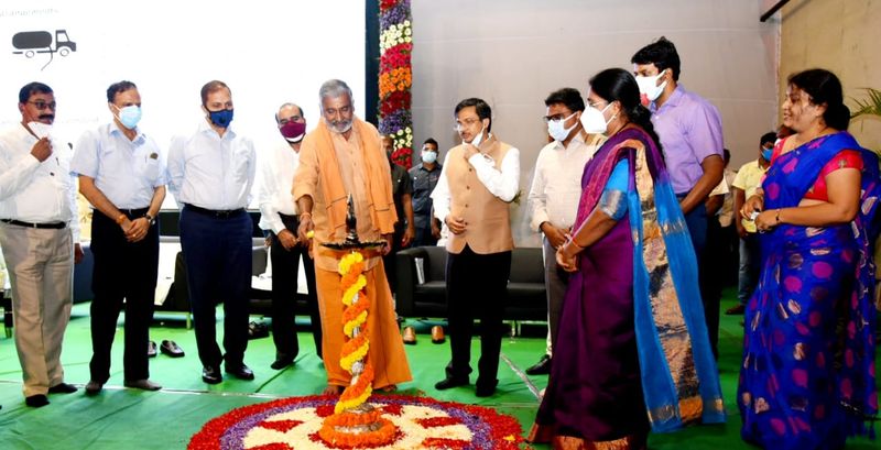 విజయవాడ: పర్యావరణ పరిరక్షణలో భాగంగా రాష్ట్రంను ఆకుపచ్చని ఆంధ్రప్రదేశ్గా తీర్చిదిద్దాలని ముఖ్యమంత్రి వైఎస్ జగన్ సంకల్పించారని రాష్ట్ర పంచాయతీరాజ్, గ్రామీణాభివృద్ది శాఖ మంత్రి పెద్దిరెడ్డి రామచంద్రారెడ్డి అన్నారు. విజయవాడలోని తుమ్మలపల్లి కళాక్షేత్రంలో మంగళవారం 'జగనన్న పచ్చతోరణం' పై ఏర్పాటు చేసిన రాష్ట్రస్థాయి వర్క్షాప్ కు ఆయన ముఖ్య అతిథిగా హాజరయ్యారు. ఈ సందర్బంగా జ్యోతి ప్రజ్వలన చేసి వర్క్షాప్ను ప్రారంభించారు.