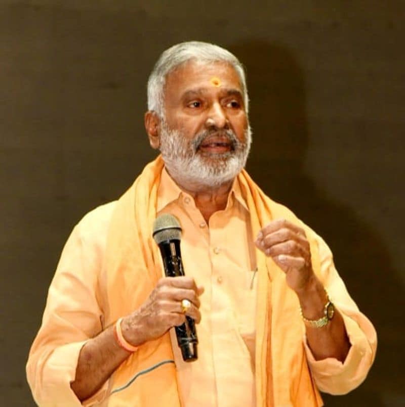 ఈ ఏడాది మొక్కల పెంపకంలో ఉత్తమ ఫలితాలు సాధించిన తొలి మూడు జిల్లాల అధికారులకు ముఖ్యమంత్రి జగన్ సమక్షంలో సన్మానం చేస్తామని మంత్రి పెద్దిరెడ్డి తెలిపారు. అన్ని జిల్లాల్లో పర్యటనలు చేసి జగనన్న పచ్చతోరణంలో చేపట్టిన మొక్కల పెంపకాన్ని స్వయంగా పర్యవేక్షిస్తానని తెలిపారు. ఎక్కడైనా నిర్లక్ష్యంగా వ్యవహరిస్తే బాధ్యులపై చర్యలు తప్పవని అన్నారు. ప్రతి జిల్లాలోనూ ఎపిడి స్థాయి అధికారి ప్రత్యేకంగా నాటిన మొక్కల సంరక్షణ బాధ్యతలను చేపట్టాలని సూచించారు. నిరుద్యోగులైన వారికి మొక్కల సంరక్షణ బాధ్యతలను అప్పగించాలని కోరారు. కనీసం పది కిలోమీటర్ల మేర మొక్కల సంరక్షణ బాధ్యతను చూడటం, ట్రాక్టర్ ద్వారా నీటిని అందించడం వంటి పనులు అప్పగించాలని, దానివల్ల వారికి ఉపాధి లభించడంతో పాటు మొక్కలు కూడా తరువాత వృక్షాలుగా ఎదుగేందుకు దోహదం చేస్తుందని అన్నారు. మొక్కకు రూ.5 చొప్పున కనీసం 400 మొక్కలను సంరక్షిస్తే వారికి నెలకు 2వేల రూపాయలు లభిస్తాయని, దీనిని పెద్ద ఎత్తున ప్రచారం చేసి, మొక్కల సంరక్షణకు యువతను సిద్దం చేయాలని సూచించారు.
