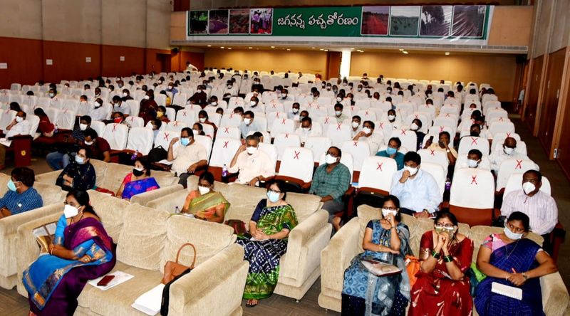 ప్రతి గ్రామంలోనూ ఒక నర్సరీని ఏర్పాటు చేసుకోవాలని పెద్దిరెడ్డి రామచంద్రారెడ్డి పిలుపునిచ్చారు. ప్రస్తుతం గ్రామ సచివాలయాల పరిధిలో అగ్రీకల్చర్, హార్టీకల్చర్ అసిస్టెంట్లు పనిచేస్తున్నారని, వారి సేవలను వినియోగించుకోవాలని కోరారు. మన ప్రాంతంలో నాటుకునే మొక్కలను ఎక్కడి నుంచో తెచ్చుకోకుండా, మన గ్రామ పరిధిలోనే పెంచుకుని, వాటిని అందించే స్థాయికి రావాలని కోరారు. దీనివల్ల గ్రామస్థాయిలో ఉపాధి అవకాశాలు పెరుగుతాయని అన్నారు. గ్రామాల్లో పచ్చదనం, పర్యావరణం పట్ల ప్రజల్లో అవగాహన పెంచాలని మంత్రి పెద్దిరెడ్డి అన్నారు.