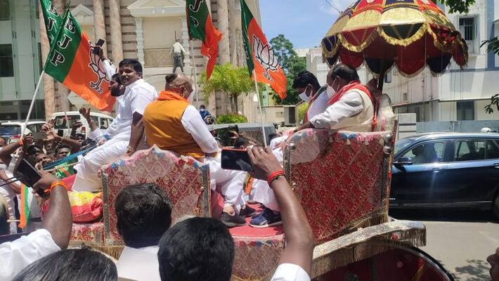 Tnbjp president annamalai Just got off the horse carriage... Celebration in Kamalalayam. Tnbjp president annamalai Just got off the horse carriage... Celebration in Kamalalayam.