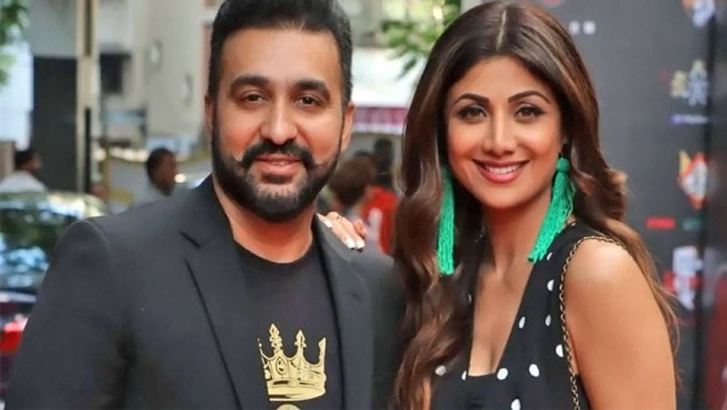 রাজ কুন্দ্রার গ্রেফতারির পর থেকেই বিতর্কের কেন্দ্রবিন্দুতে শিল্পা শেট্টি। তবে কি রাজের পর্নোগ্রাফি ব্যবসার সঙ্গে জড়িত শিল্পা শেট্টিও। তদন্ত খতিয়ে দেখছে মুম্বইপুলিশ।
