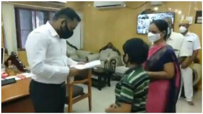 The woman who came to donate three and a half shaving jewellery for the Corona fund who lost her husband The woman who came to donate three and a half shaving jewellery for the Corona fund who lost her husband