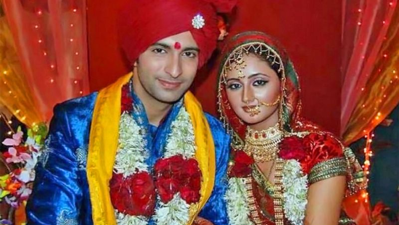 रश्मि देसाई ने फरवरी, 2012 को अपने को-स्टार नंदीश संधू के साथ धौलपुर में शादी की थी। दोनों टीवी शो ‘उतरन’ के सेट पर ही मिले थे और यहीं से ये रिश्ता आगे बढ़ा था। हालांकि 2 साल बाद ही दोनों के बीच मनमुटाव बढ़ने लगा और ये अलग रहने लगे। शादी के 4 साल बाद दोनों ने तलाक ले लिया।