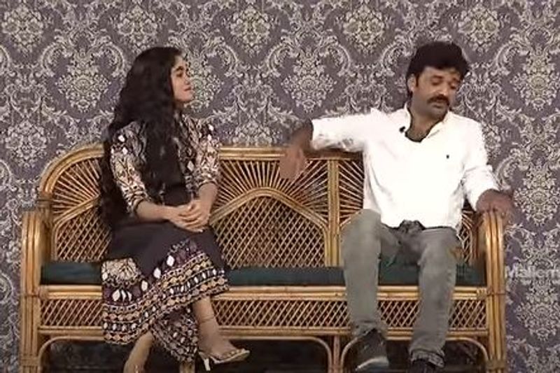 దీంతో ఏం చెప్పాలో తోయకి రష్మీ బిక్కమొహం వేసింది. ఠక్కున నోరు కర్చుకుంది. ఎరక్కపోయి ఇరుక్కున్నట్టైంది రష్మీ పరిస్థితి. దీంతో అక్కడున్న వారంతా అయ్యో పాపం అంటూ రష్మీపై జాలి చూపించడం విశేషం.