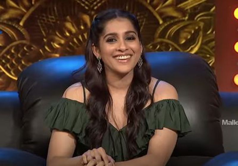 రష్మీ అడిగిన ప్రశ్నకి గట్టిగా కౌంటర్ ఇచ్చింది మేఘా. ఆ కౌంటర్కి జబర్దస్త్ షో టీమ్ మొత్తం ఘోళ్లుమని నవ్వారు.