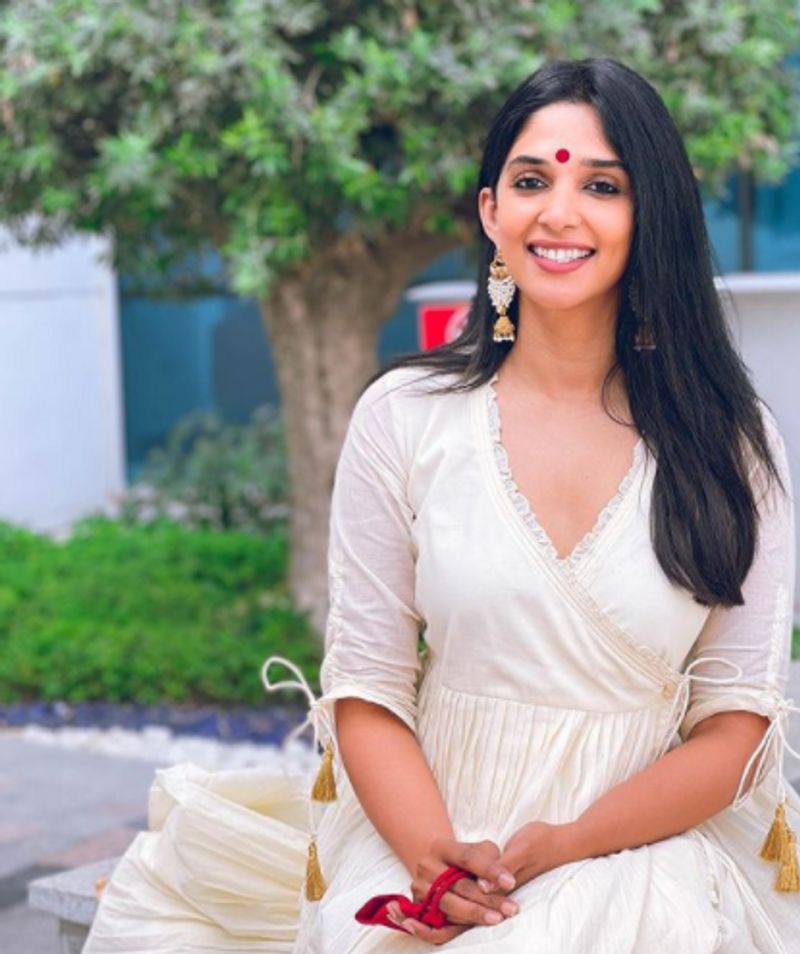 അതേവര്ഷം തന്നെ പുണ്യാളൻ അഗര്ബത്തീസിലും നായികയായി.
