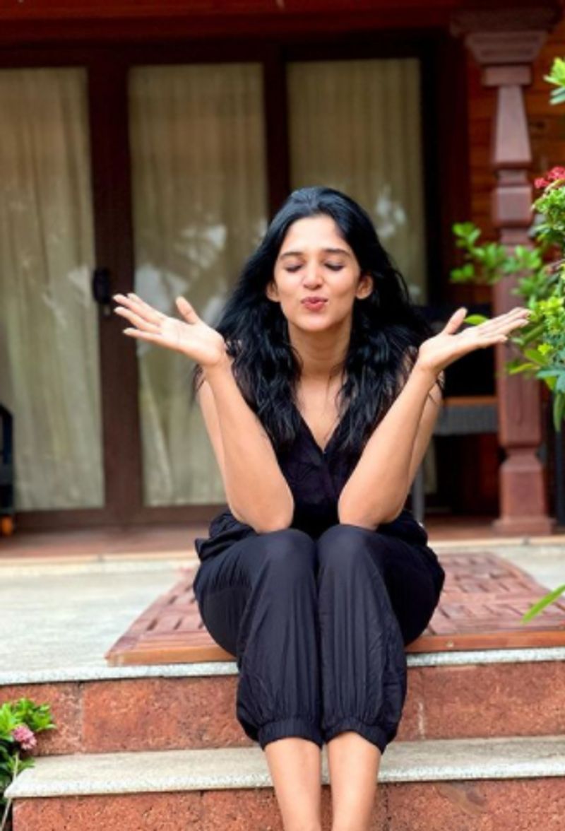 നടിയോ ആര്ജെയോ ആയിരുന്നില്ലെങ്കില് എന്താകുമെന്നതിനും നൈല ഉഷ മറുപടി പറഞ്ഞു. കര്ശനക്കാരിയായ ഒരു അധ്യാപികയായിരിക്കും താൻ എന്നാണ് നൈല ഉഷ മറുപടി പറഞ്ഞത്.