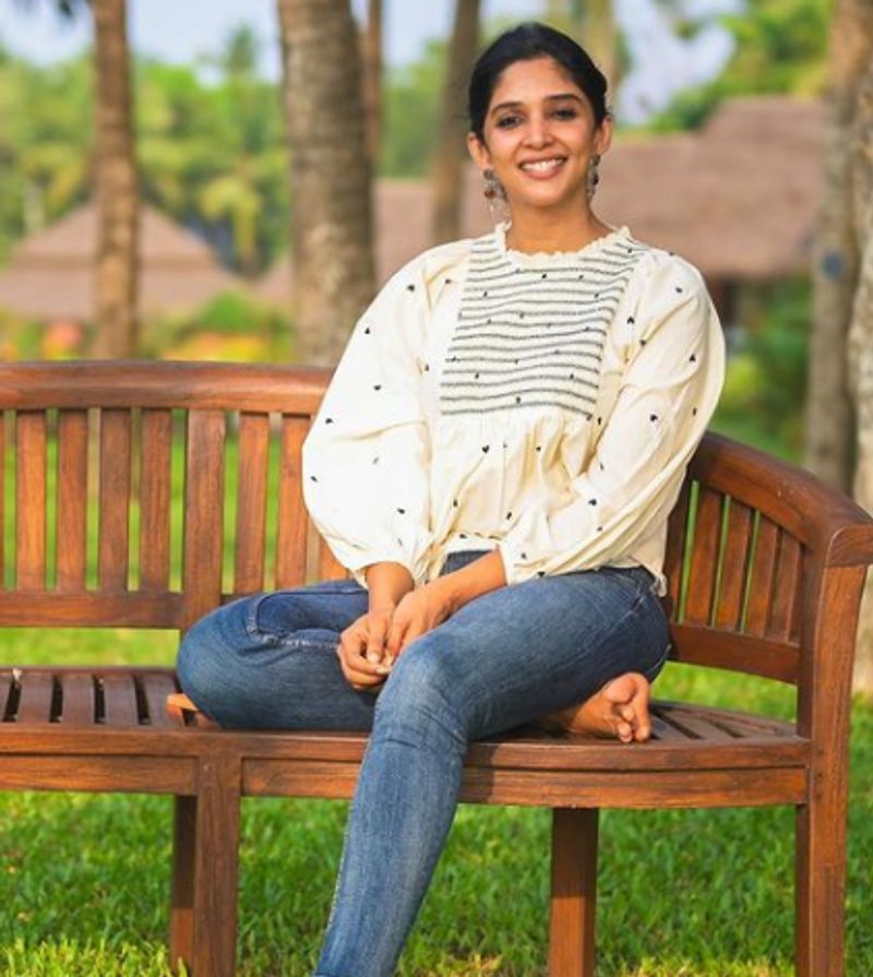 പൊറിഞ്ഞു മറിയം ജോസ് എന്ന സിനിമയിലെ പോലെ കഥാപാത്രം ഇനിയെന്ന് എന്ന ചോദ്യത്തിന് ഞാനും ആഗ്രഹിക്കുന്നുവെന്നായിരുന്നു മറുപടി.