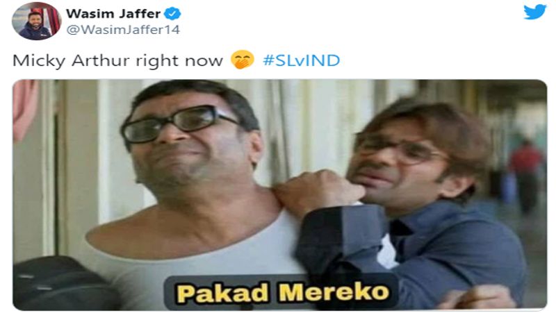 चाहर की शानदार पारी
दीपक चाहर (69 *) ने एक अर्धशतक बनाया और भुवनेश्वर कुमार (19 *) के साथ नाबाद 84 रन की नाबाद पारी खेलकर भारत को दूसरे एकदिवसीय मैच में शानदार जीत दिलाई। इसके साथ ही 2 विकेट भी चटकाए। अपनी पारी में दीपक ने 7 चौके और 1 छक्का लगाया। आखिरी समय में चेटिल होने के बाद भी उन्होंने अपना खेल जारी रखा और भारत को चौके के साथ शानदार जीत दिलाई। इसके साथ ही भारत ने सीरीज पर 2-0 से कब्जा कर लिया है। हालांकि, दोनों टीमों के बीच आखिरी वनडे मैच 23 जुलाई को होगा।