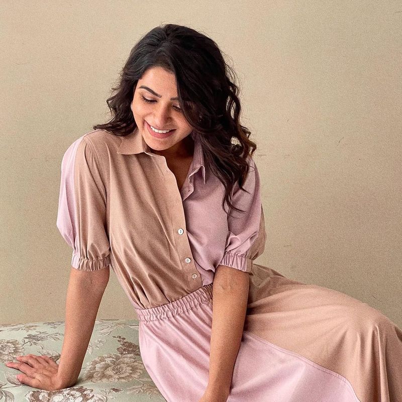 ఇక సినిమా ఫంక్షన్స్, పబ్లిక్ వేడుకల్లో సమంత డ్రెస్సింగ్ స్టైల్ అనేక మార్లు వివాదాస్పదం అయ్యింది. పబ్లిక్ వేడుకలకు ఇలాంటి డ్రెస్ లో రావడం ఏమిటని కొందరు పెదవి విరిచారు. అవన్నీ పట్టించుకోని సమంత, తన బాణీ కొనసాగిస్తోంది.