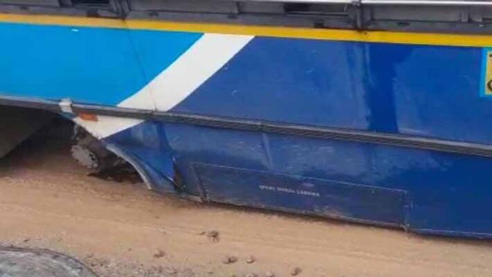 passengers safely escaped from road accident at mothkur in Yadadri Bhuvanagiri district lns passengers safely escaped from road accident at mothkur in Yadadri Bhuvanagiri district lns
