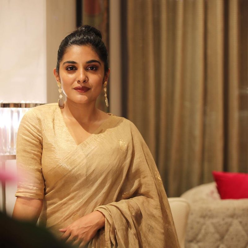 தகதகவென மின்னும் சேலையில் பளீச் போஸ் கொடுத்த நிவேதா தாமஸ்
