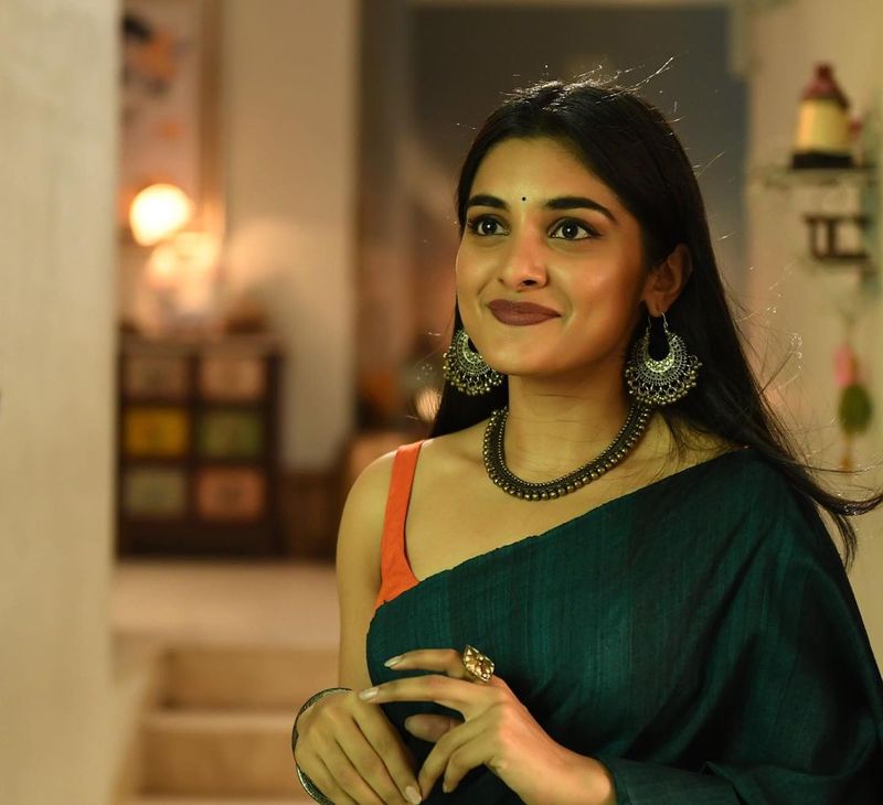 மெல்லிய சிரிப்பில் ரசிகர்களை கவரும் நிவேதா 