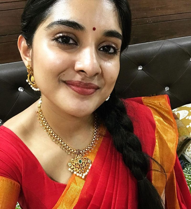 எப்போதும் சோசியல் மீடியாவில் செம்ம ஆக்டிவாக இருக்கும், நிவேதா தாமஸ்.... அவ்வப்போது சோசியல் மீடியாவில் விதவிதமான புகைப்படங்களை வெளியிட்டு வருகிறார்.