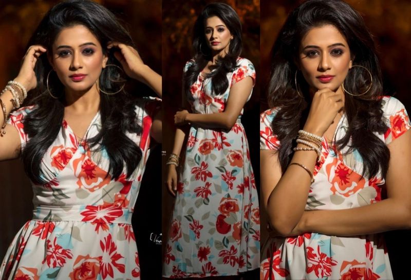 వరుస ఫొటో షూట్స్ తో రచ్చ చేస్తున్న ప్రియమణి, తాజాగా ఫ్లవర్ ప్రింటెడ్ లాంగ్ ఫ్రాక్ లో దర్శనం ఇచ్చారు. ట్రెండీ వేర్ లో ప్రియమణి కాలేజ్ గర్ల్ గా కనిపిస్తుండగా... ఆమె విషయంలో వయసు జస్ట్ నంబర్ మాత్రమే అనిపిస్తుంది.