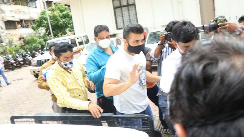 আদালতেও মিলল না রেহাই। আগামী ২৩ জুলাই পর্যন্ত পুলিশি হেফাজতে থাকতে হবে রাজকে। যা নিয়ে শোরগোল পড়ে গিয়েছে টিনসেল টাউনে।
