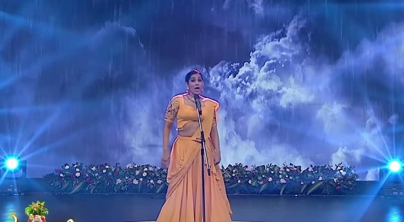 రష్మీ యాంకర్గానే కాదు నటిగా తానేంటో నిరూపించుకుంటోంది. ఇప్పటికే `గుంటూరు టాకీస్` వంటి చిత్రాల్లో ఆకట్టుకుంది. తెరపై కనువిందు చేసింది. ఇప్పుడు `బొమ్మ బ్లాక్బస్టర్` చిత్రంలో నటిస్తుంది.