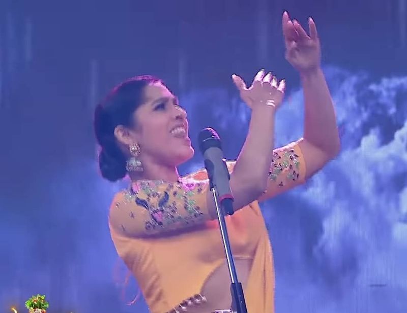ఇదిలా ఉంటే చూడబోతే ఇప్పుడు రష్మీ సింగర్గానూ తనసత్తా చాటబోతుందని అర్థమవుతుంది. తాజాగా జీ తెలుగులో ఈ ఆదివారం ప్రసారం కాబోతున్న `ఆషాడంలో ఆత్తకోడళ్లు` అనే ఓ స్పెషల్ ఈవెంట్లో రష్మీ సందడి చేసింది.