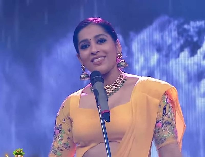 ఇందులో స్టేజ్పై పాట పాడింది. వర్షంపై `మెరిసింది మేఘా మేఘా..`అంటూ అద్బుతంగా పాట పాడింది రష్మీ. ఈ పాట సినిమాలోని రియల్ సింగర్ పాడినట్టుగానే ఉండటం విశేషం.