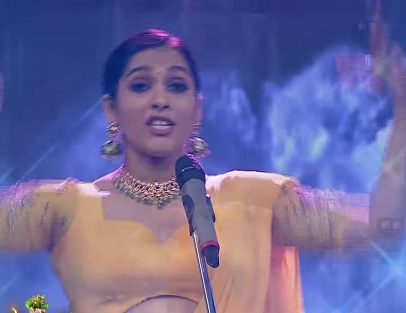 ఆమె పాటకి నటి సంగీత కూడా ఫిదా అయ్యారు. `అబ్బబ్బబ్బ.. ఇలాంటి మంచి సింగింగ్ నెవ్వర్ బిఫోర్..నెవ్వర్ ఆఫ్టర్..`అని చెప్పడం ఆకట్టుకుంది.