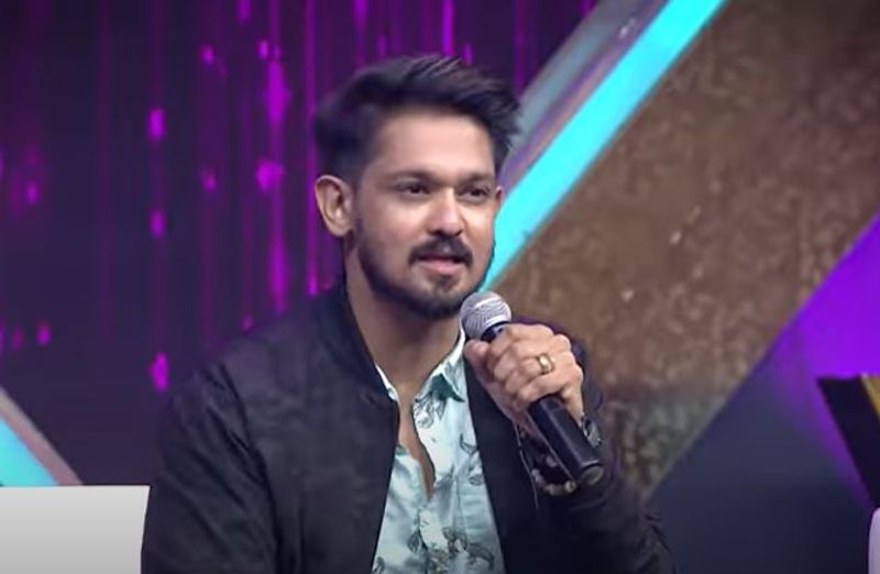 இதுகுறித்து ரம்யா கிருஷ்ணனிடம் கேள்வி எழுப்பியதற்கு இது ஒரு பிரச்சனையே இல்லை என கூலாக பதில் கூறினார். அதே நேரத்தில், வனிதா வெளியேறியதால்... அவருடன் நடனமாடிவந்த சுரேஷ் தாத்தாவும் வெளியேறும் நிலை உருவானது.