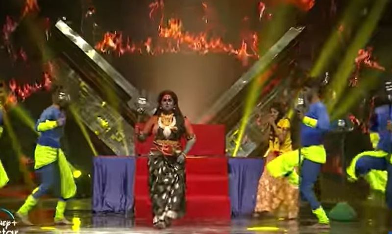 இதனால் மிகவும் கோவமான வனிதா, தன்னுடைய நடன இயக்குனரை அழைக்க வேண்டும் என கூறி, வாக்குவாதம் செய்வது தெரிகிறது. புன்னர் மற்றவர்களுடன் தன்னை ஒப்பிட வேண்டாம் என்று வனிதா கூற இதனால் கடுப்பான ரம்யா கிருஷ்ணன், நான் எப்படி தீர்ப்பு வழங்க வேண்டும் என்று கூறுவதற்கு யாருக்கும் உரிமை இல்லை என்று சொல்கிறார்.