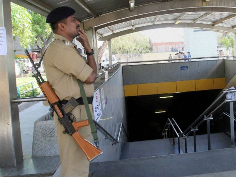 रास्ते में पड़ा बैग मिला है तो आपको कानूनी रूप से बैग के मालिक को खोजना चाहिए। अगर काफी कोशिशों के बाद भी उसका मालिक न मिले तो वह प्रॉपर्टी अपने उपयोग में ले सकता है। हां, ये जरूर है कि व्यक्ति को बैग के मालिक को खोजने की कोशिश जरूर करनी चाहिए, अगर ऐसा नहीं किया जाता है तो वह कानूनी रूप से अपराध के श्रेणी में आता है। 
